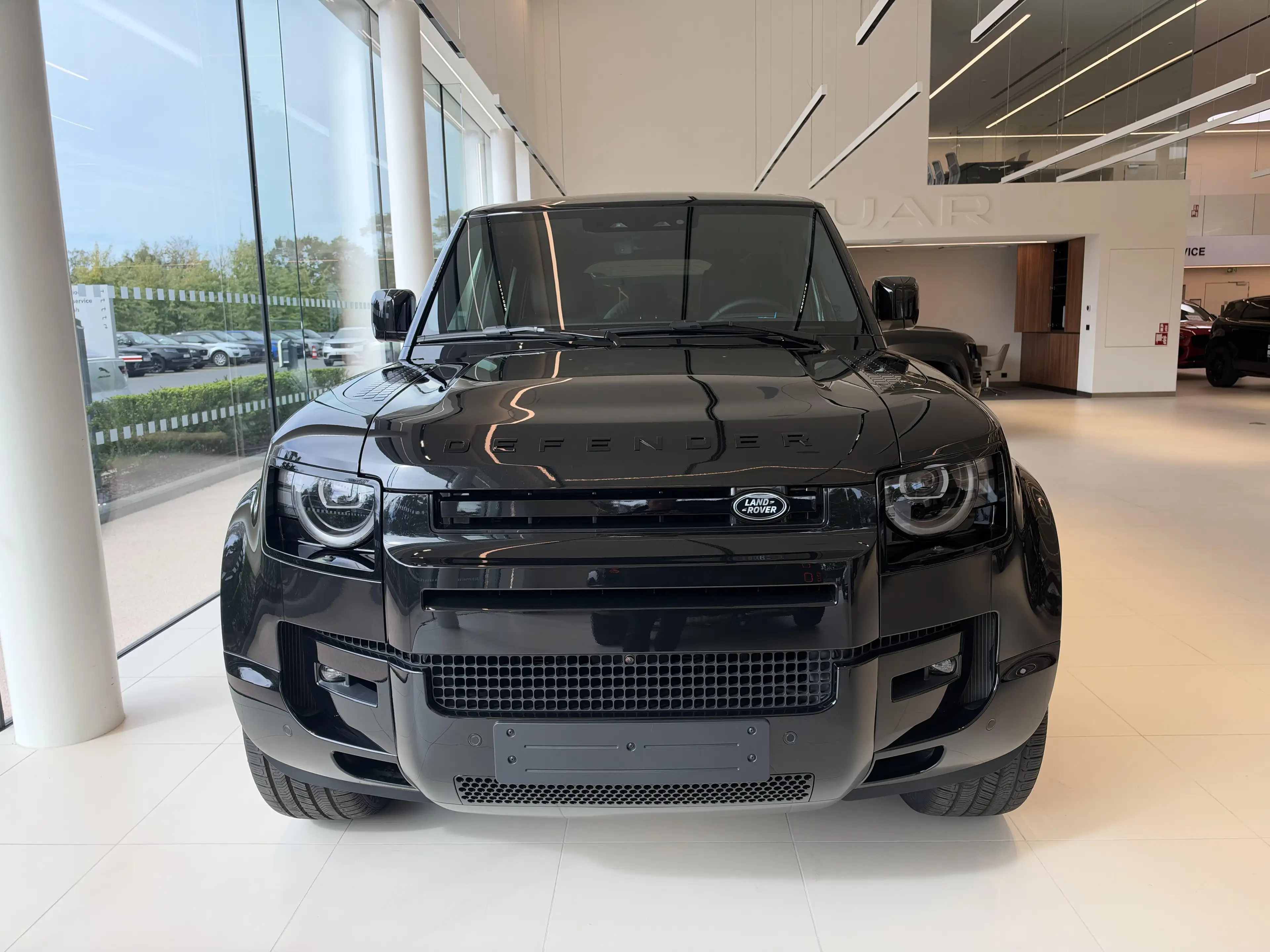 Land Rover Defender P425 X-Dynamic HSE — photo 2