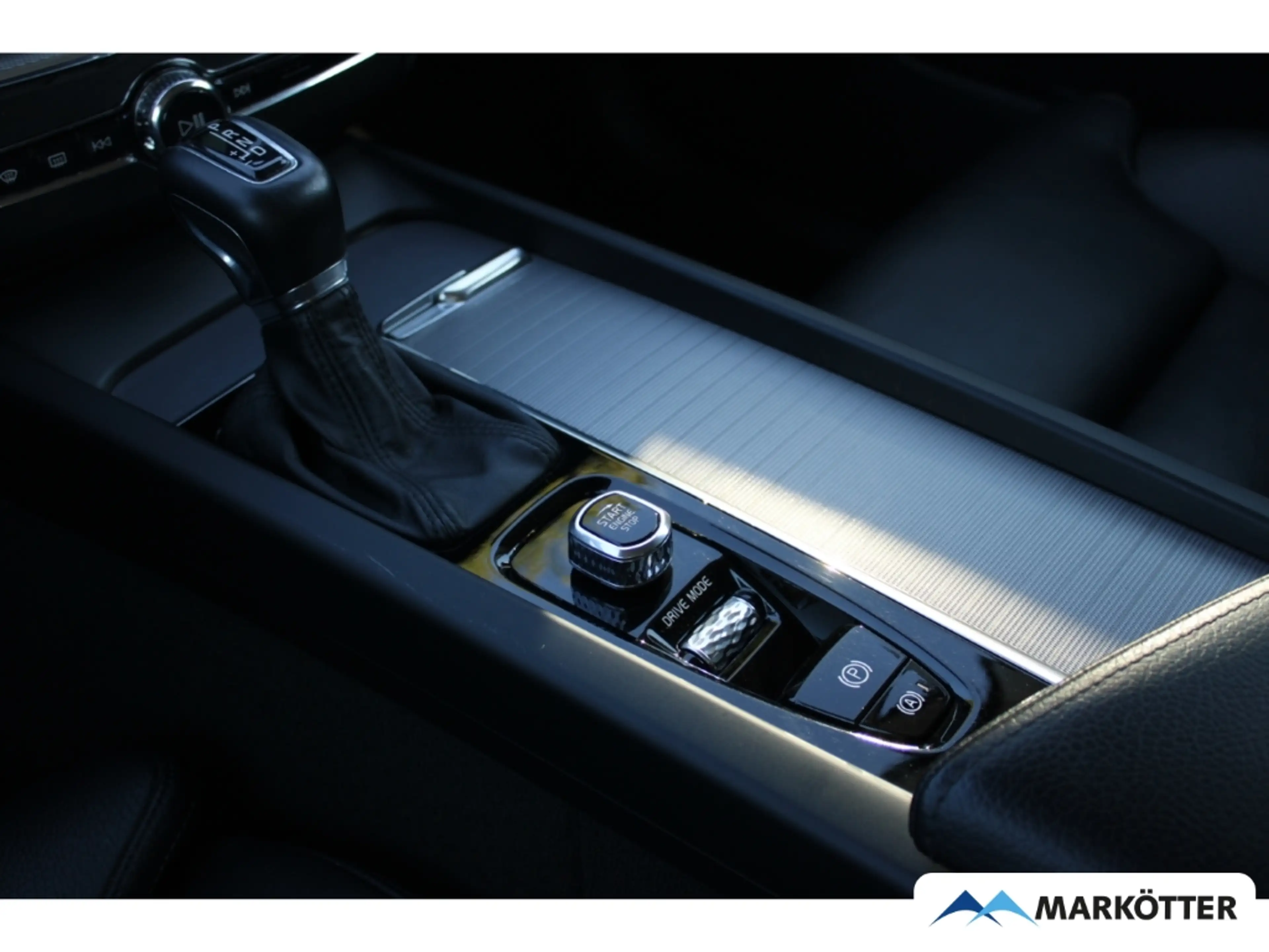 Volvo XC60 Inscription 2WD BLIS/STZHZ/LHZ/NAVI/AHK — photo 14