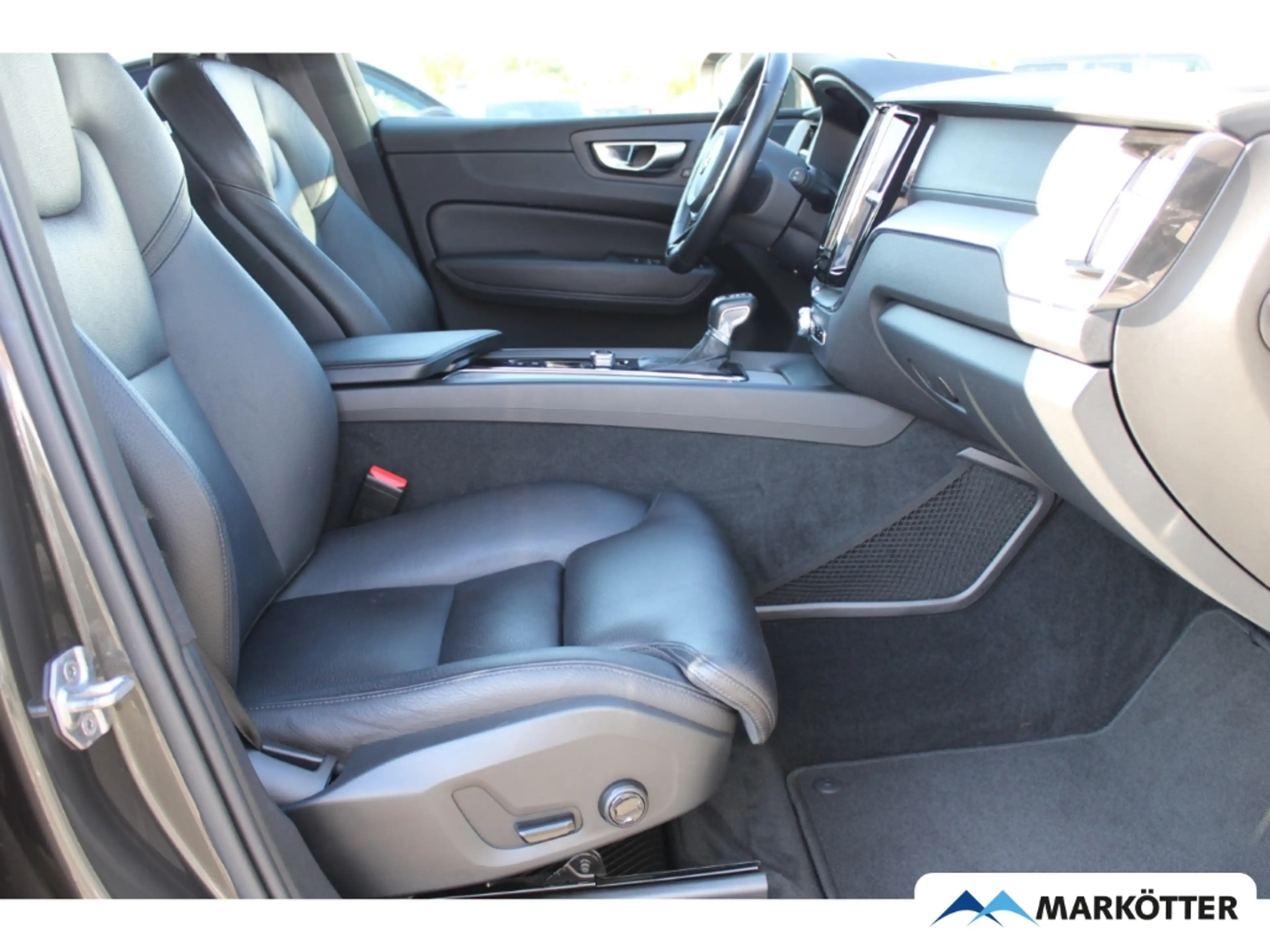 Volvo XC60 Inscription 2WD BLIS/STZHZ/LHZ/NAVI/AHK — photo 9