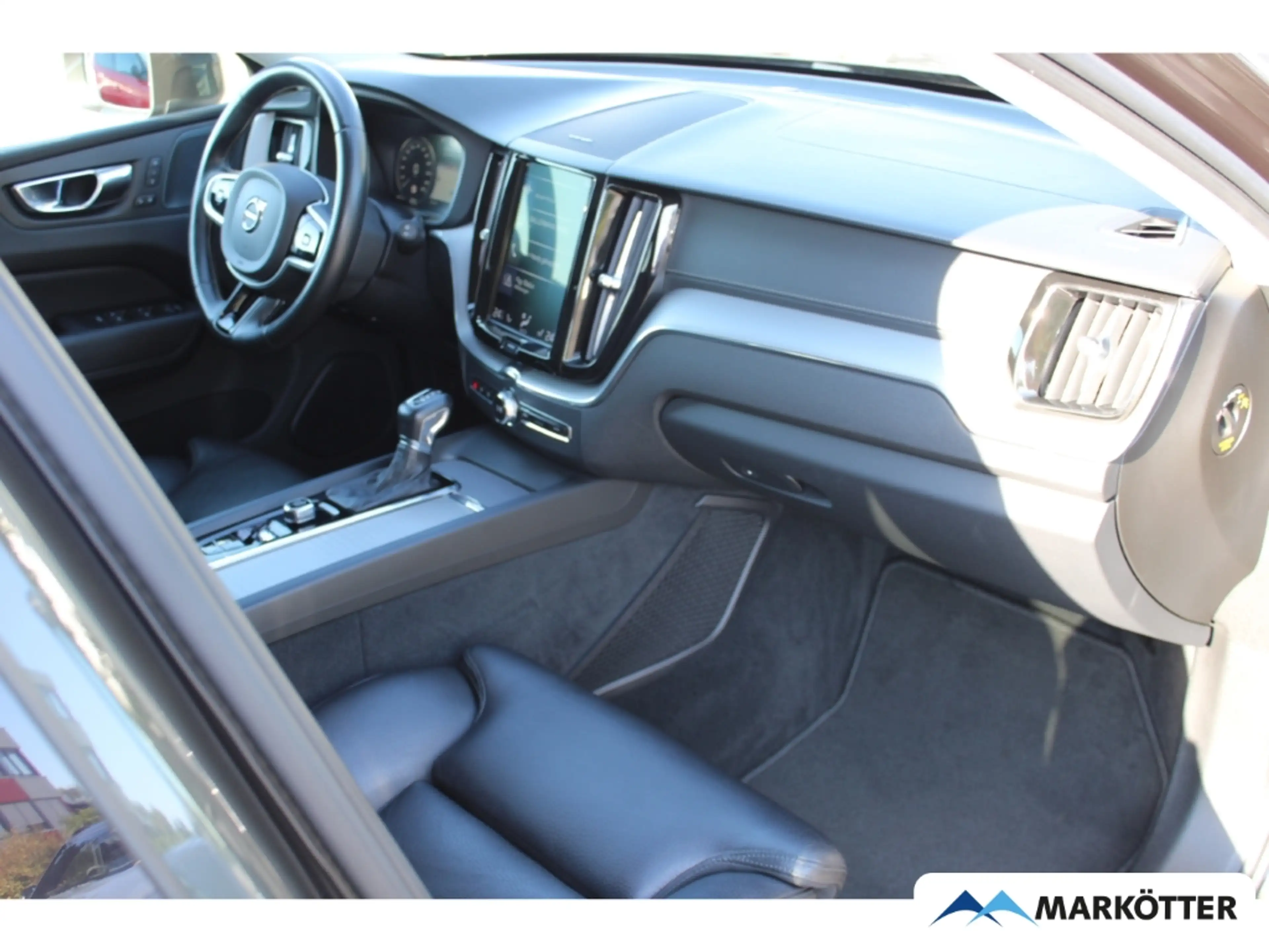 Volvo XC60 Inscription 2WD BLIS/STZHZ/LHZ/NAVI/AHK — photo 8