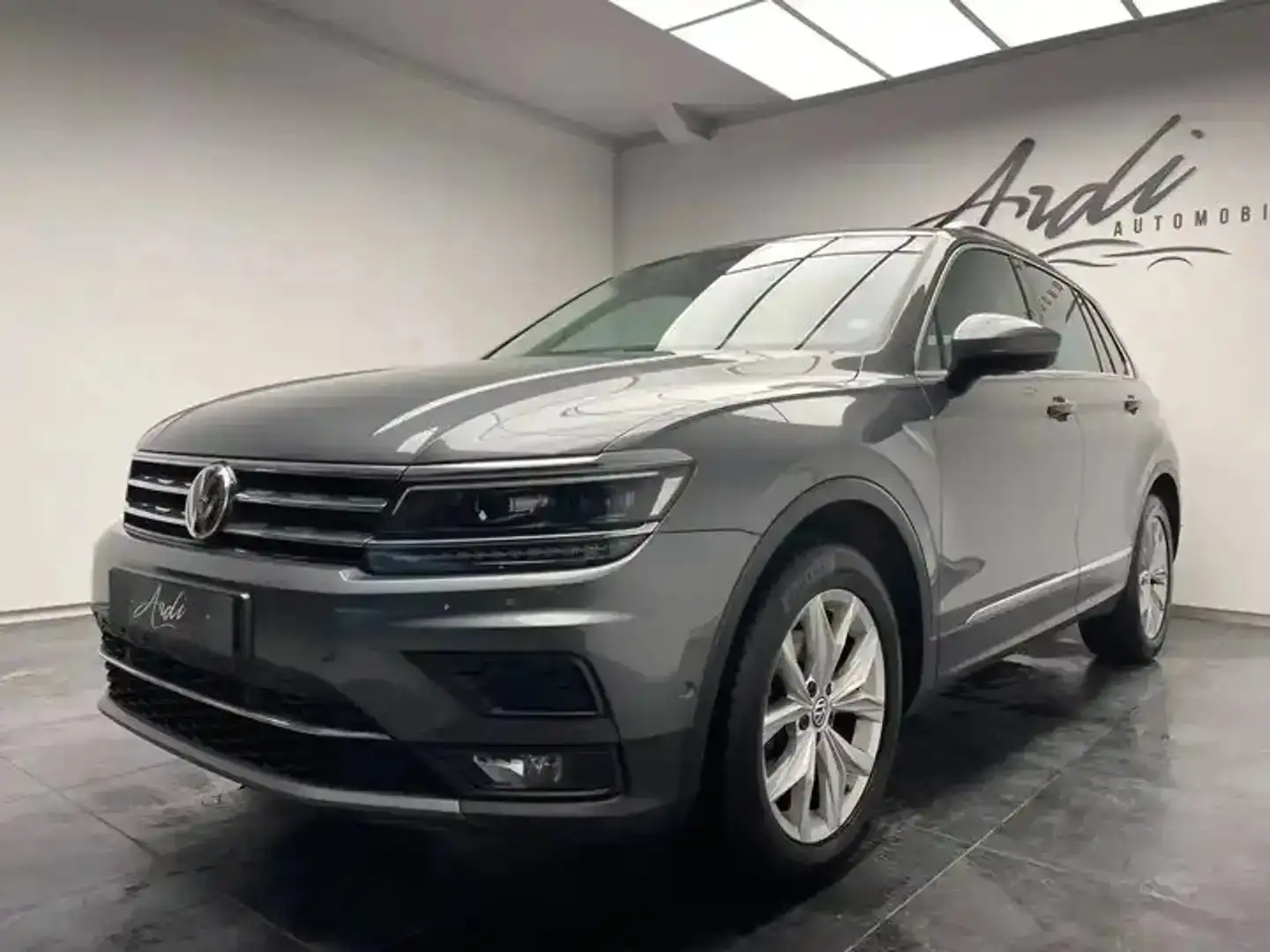 Volkswagen Tiguan 2.0 TDi DSG*CARPLAY*CAMERA*LED*1ER PROP*GARANTIE Gris - 1