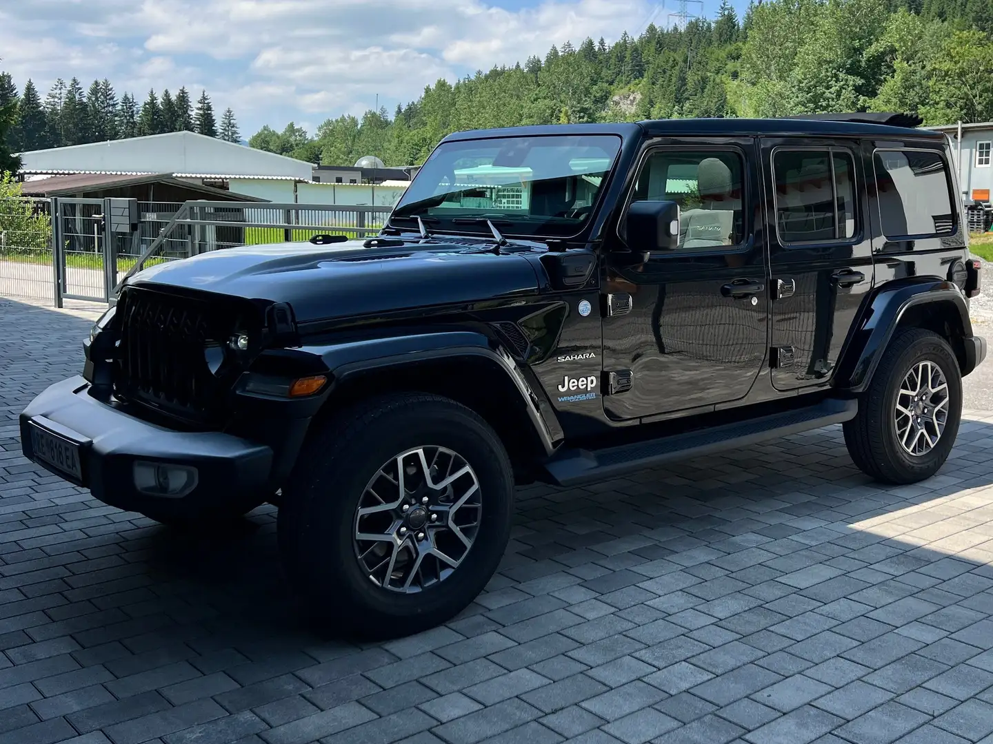 Jeep Wrangler Wrangler Sahara 2.0 PHEV 380 PS AT 4xe Sahara Schwarz - 2