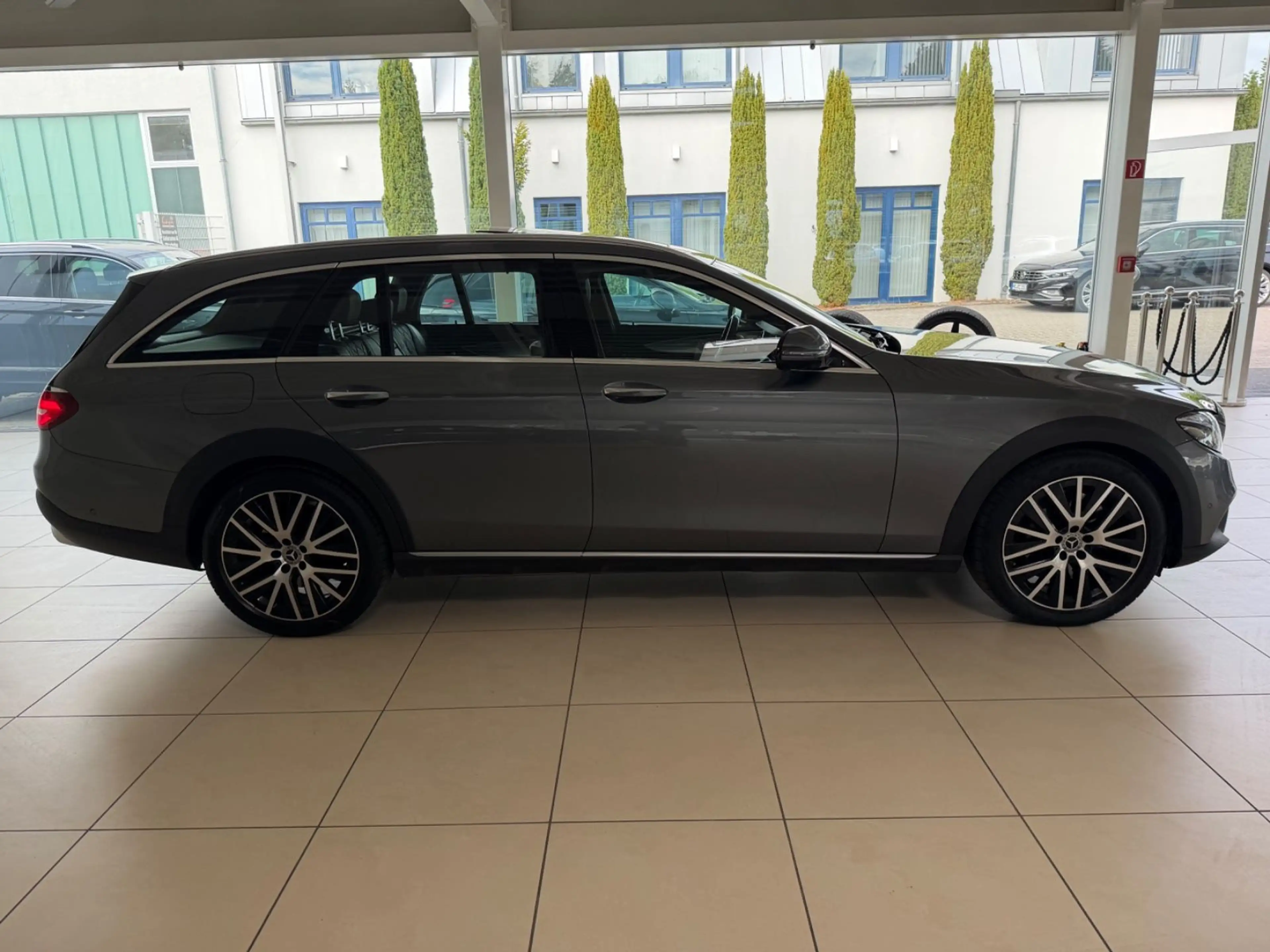 Mercedes-Benz E 400 dT 4Matic All-Terrain Pano Dist 360° Bur — photo 4