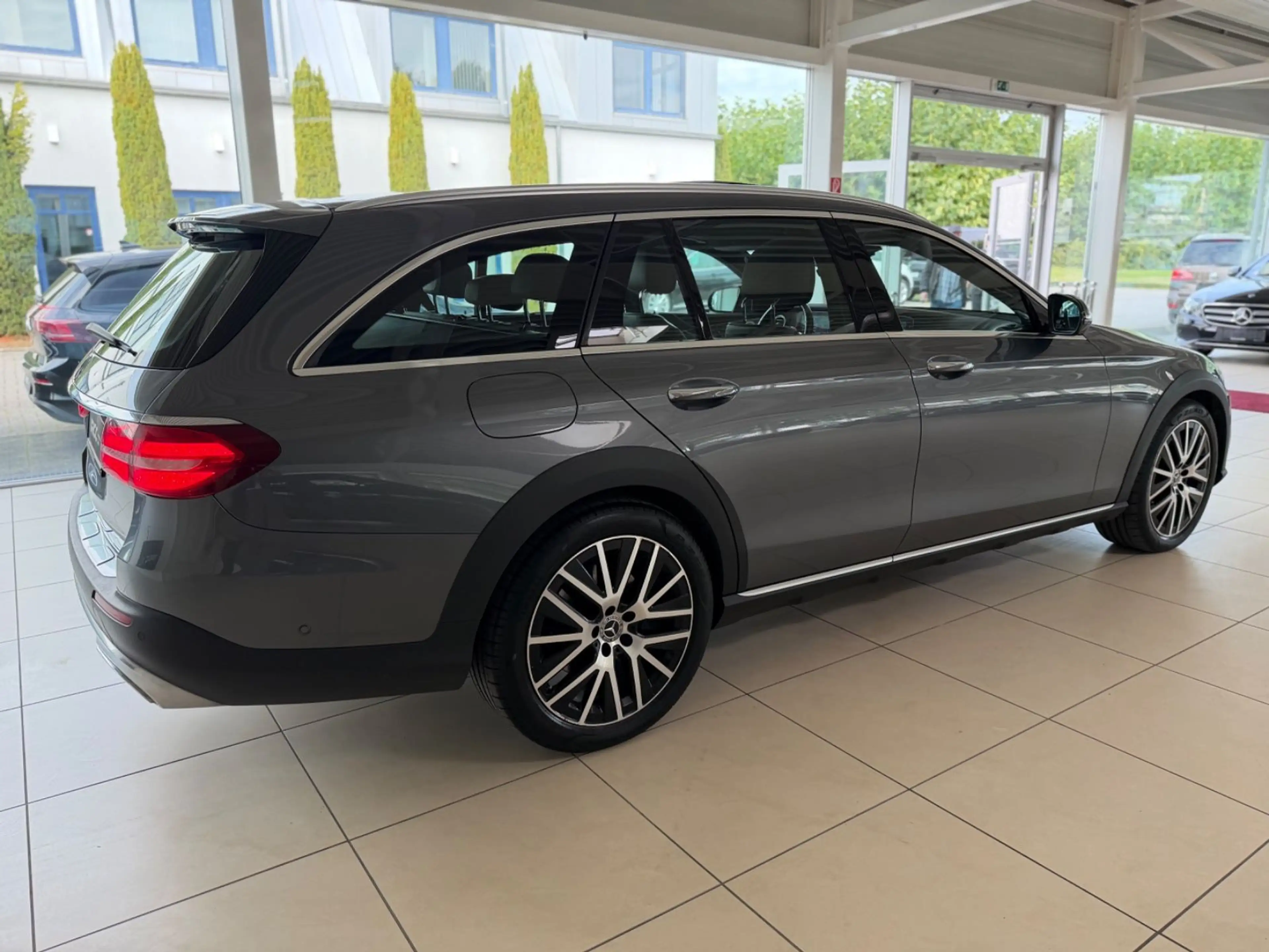Mercedes-Benz E 400 dT 4Matic All-Terrain Pano Dist 360° Bur — photo 6