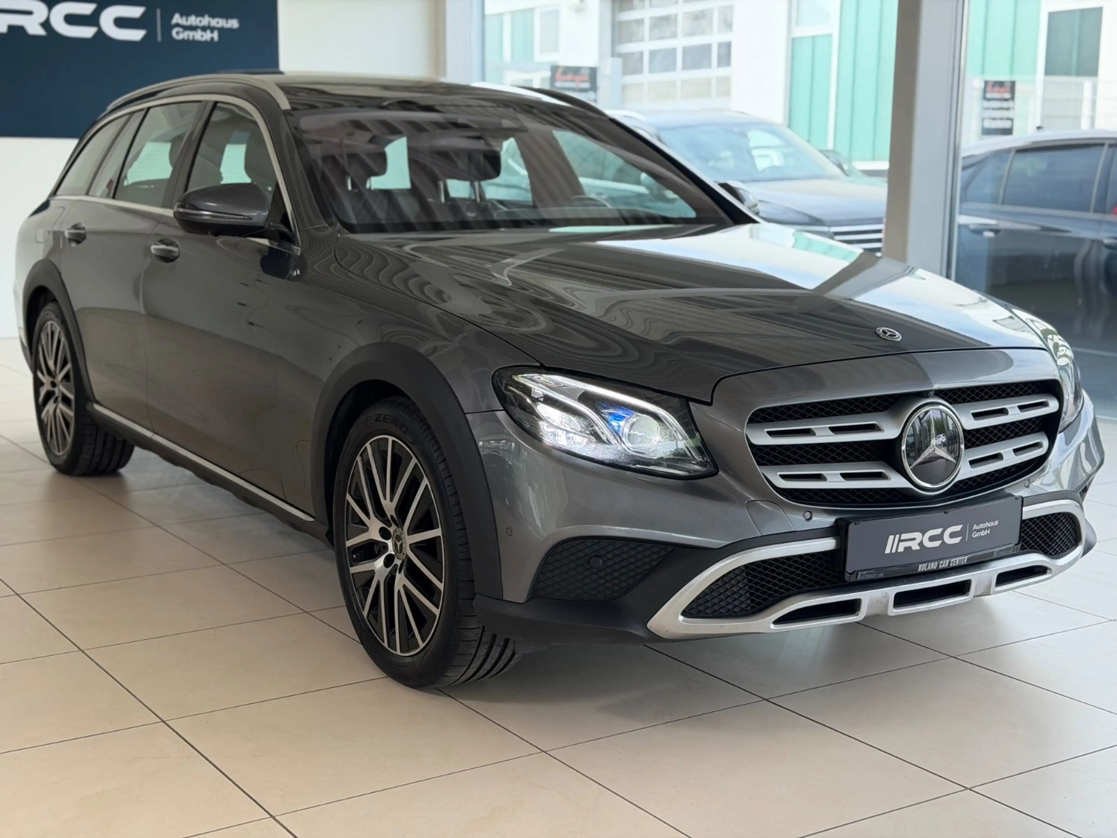 Mercedes-Benz E 400 dT 4Matic All-Terrain Pano Dist 360° Bur — photo 3