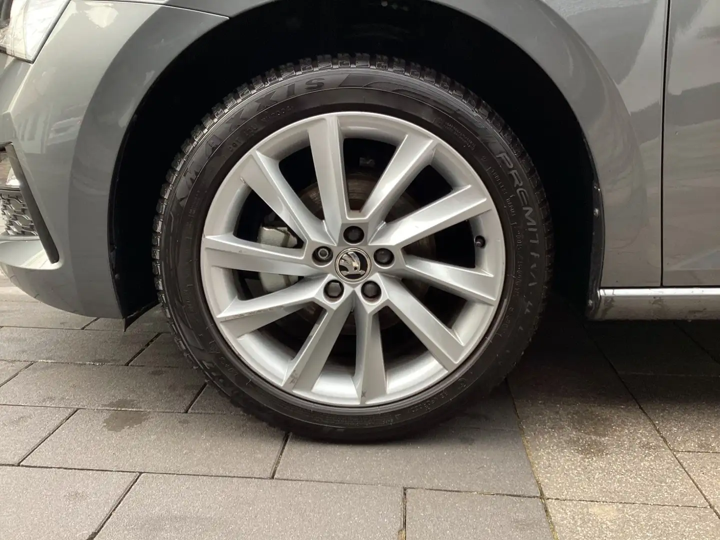 Skoda Scala 1,0 TSI DSG Style LED+Navi+AHK+ALU+DAB+SHZ Gris - 2