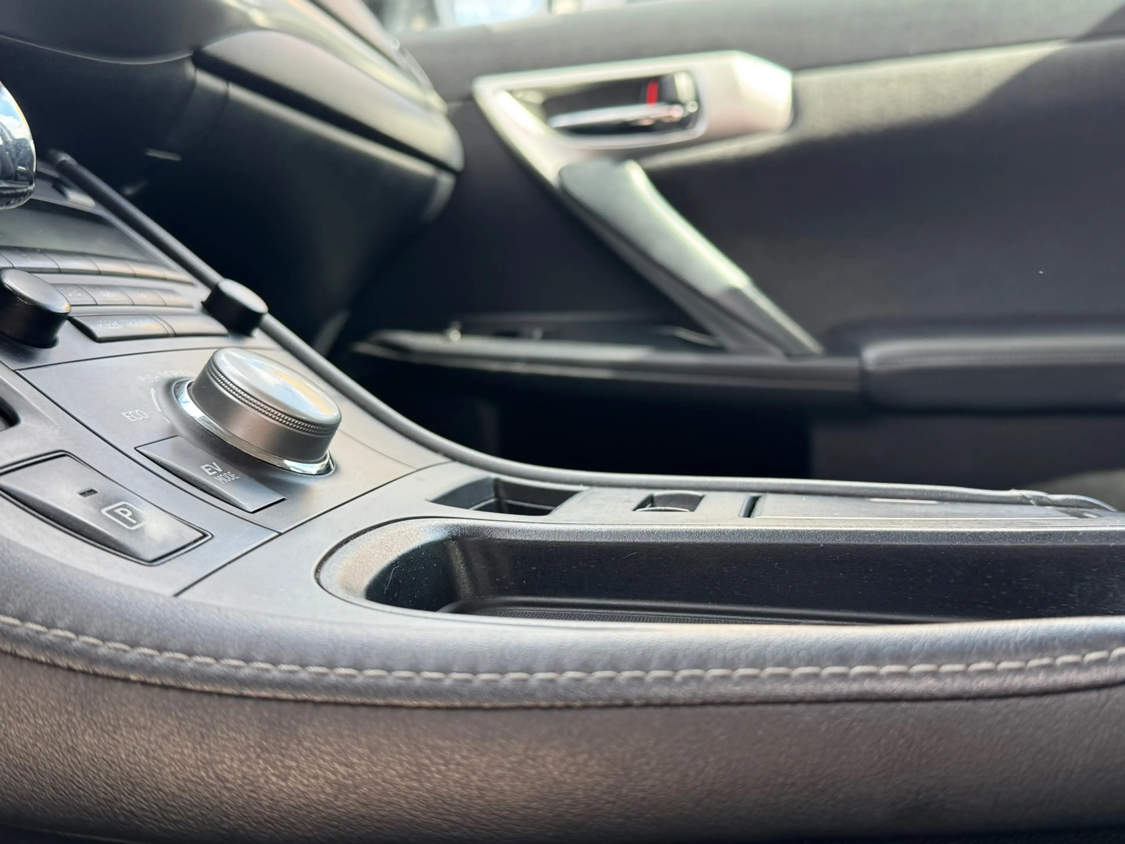 Lexus CT 200h Hybrid — photo 12