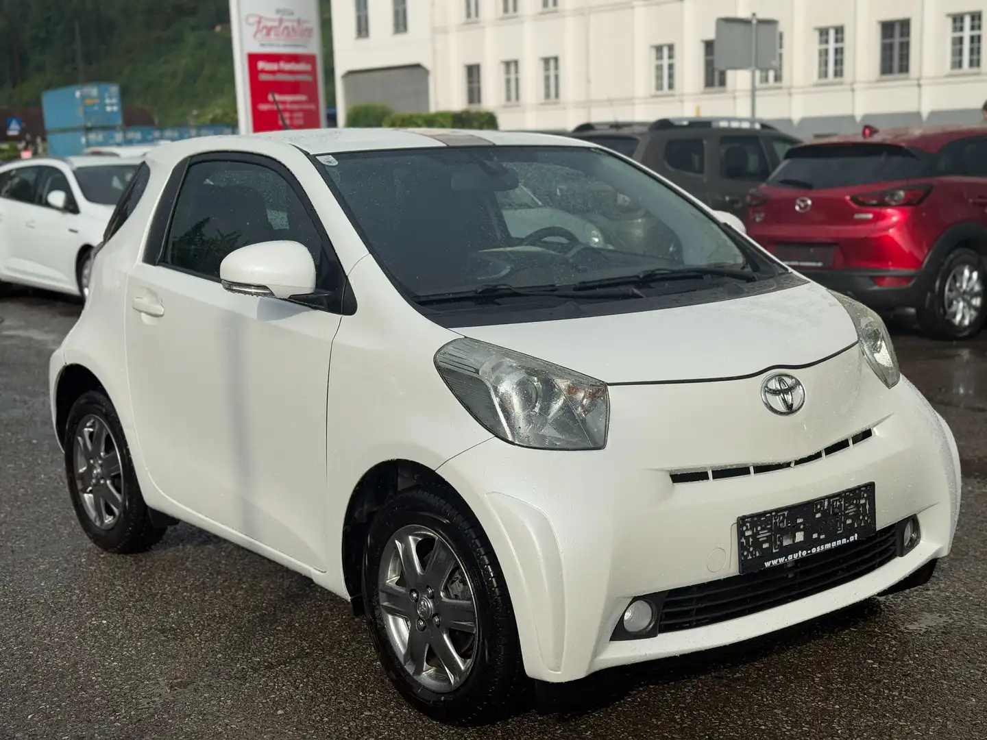 Toyota iQ 1.0 VVT-i TÜV NEU wenig Km NAVI 4 Sitzer Weiß - 1