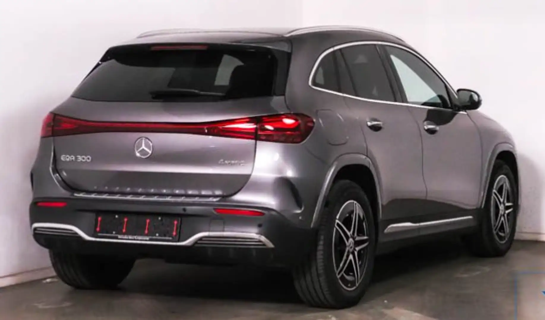 Mercedes-Benz EQA 300 4Matic,AMG-Line,inklapbare trekhaak,winter pack Grijs - 2