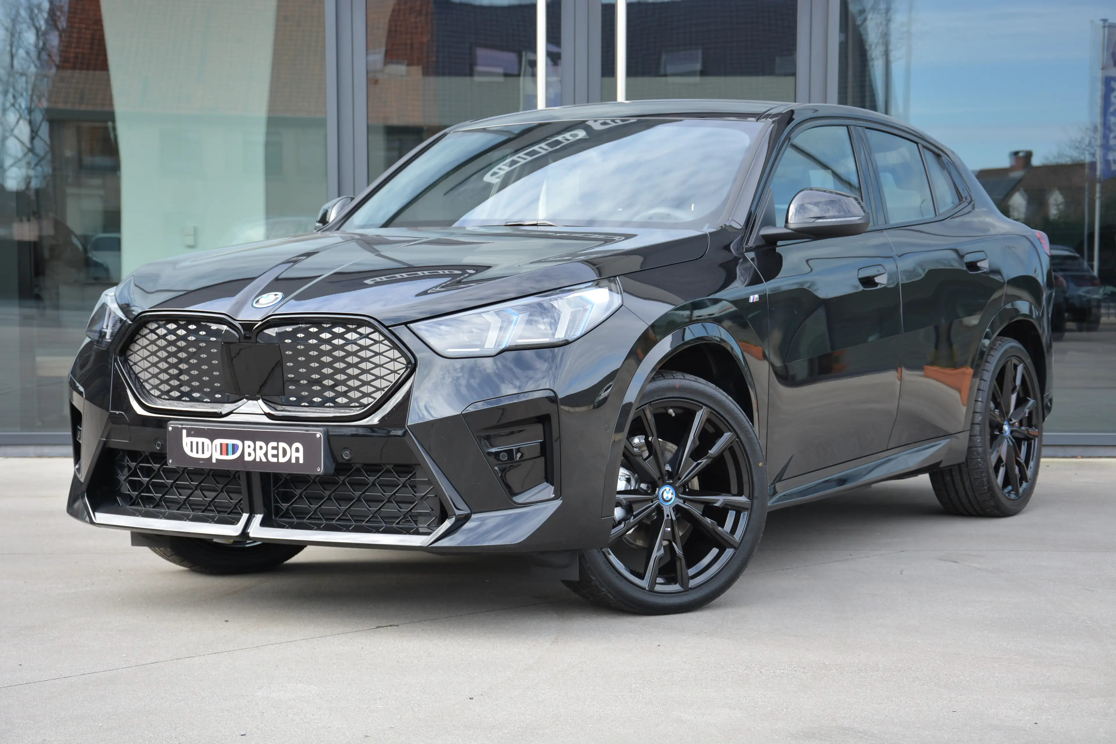 BMW iX2 eDrive20 M Sport/ Camera360°/ LED/ Keyless — photo 2