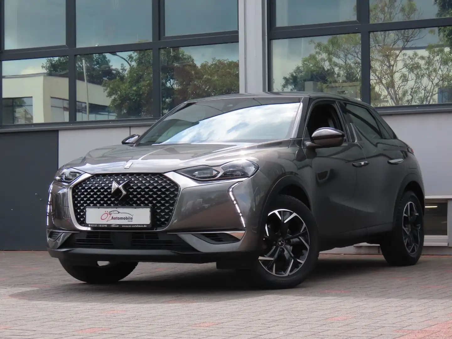 DS Automobiles DS 3 Crossback PureTech 100 So Chic Grau - 2