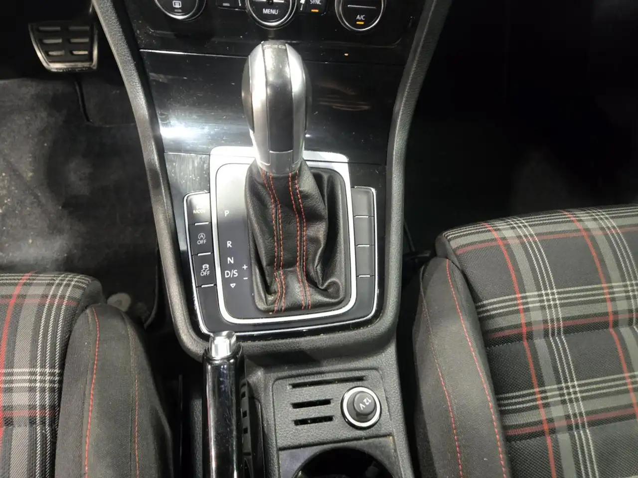 Volkswagen Golf GTI снимка Volkswagen Golf GTI
