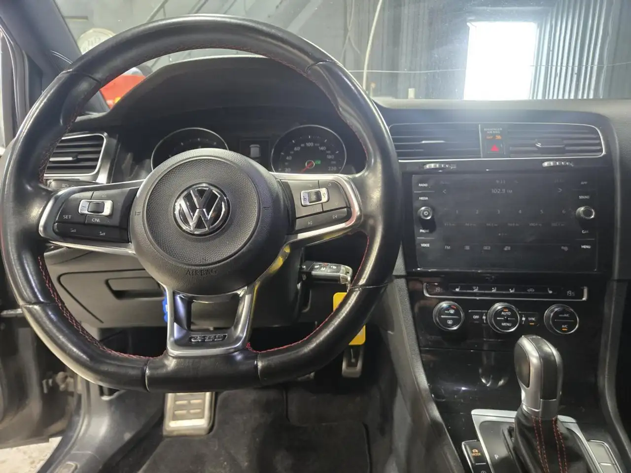 Volkswagen Golf GTI снимка Volkswagen Golf GTI