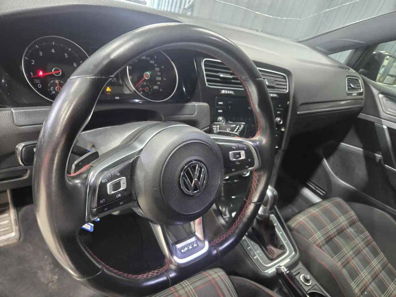 Volkswagen Golf GTI снимка Volkswagen Golf GTI