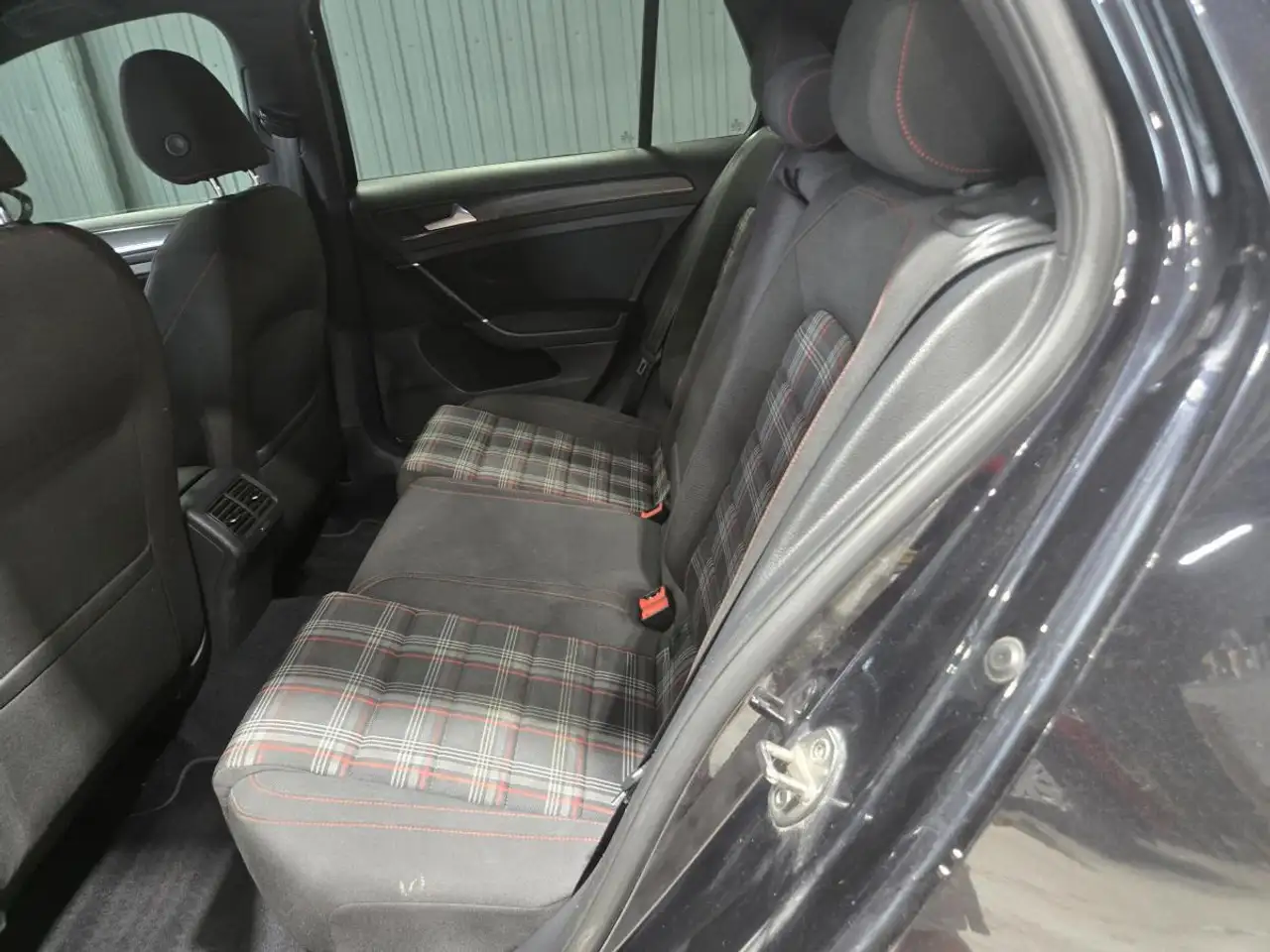 Volkswagen Golf GTI снимка Volkswagen Golf GTI