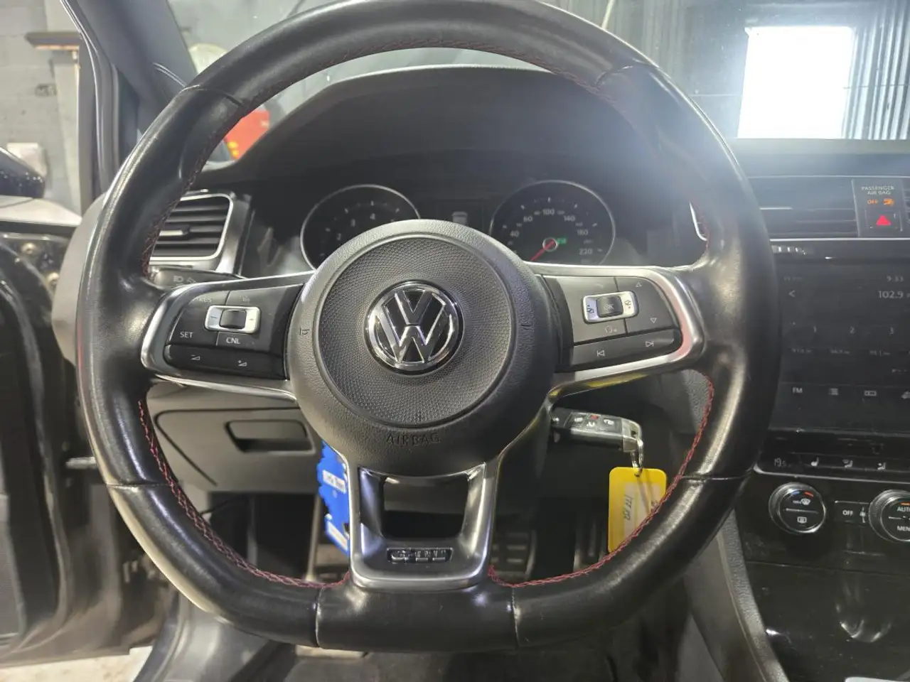 Volkswagen Golf GTI снимка Volkswagen Golf GTI