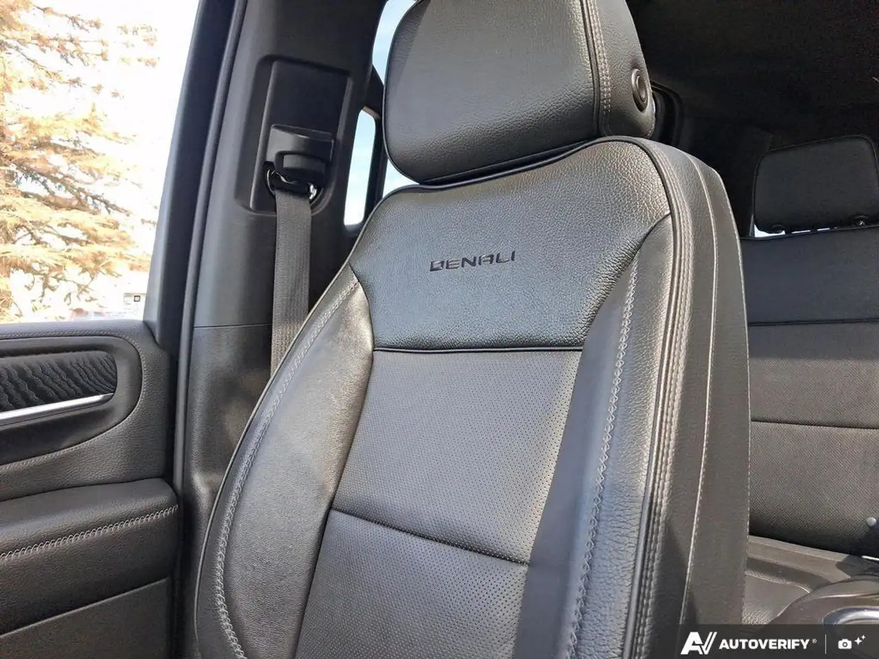 GMC Yukon снимка GMC Yukon