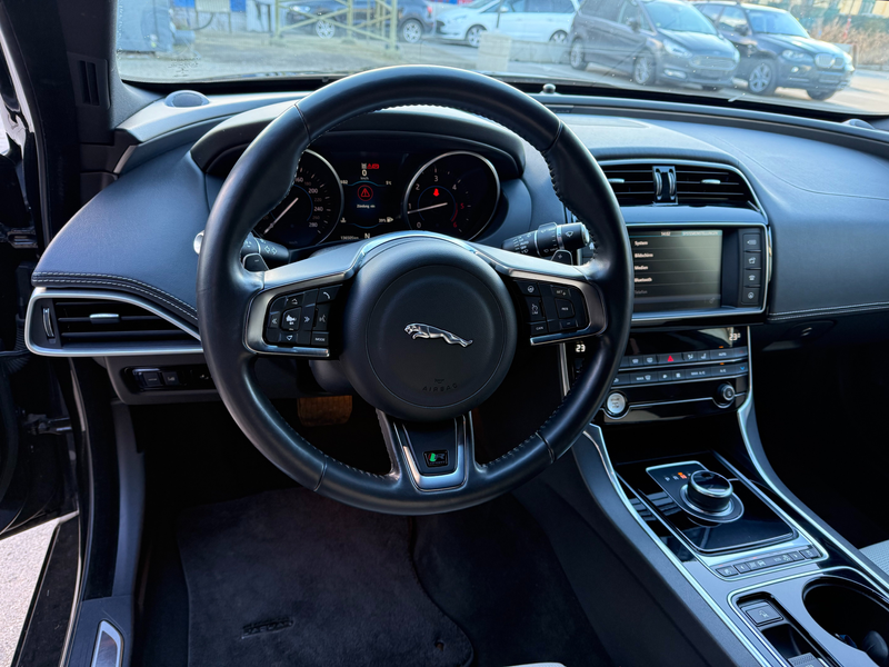 Jaguar XE **R- SPORT, ALLRAD, Lenkradheizung, FINANZIERUNG** — photo 10