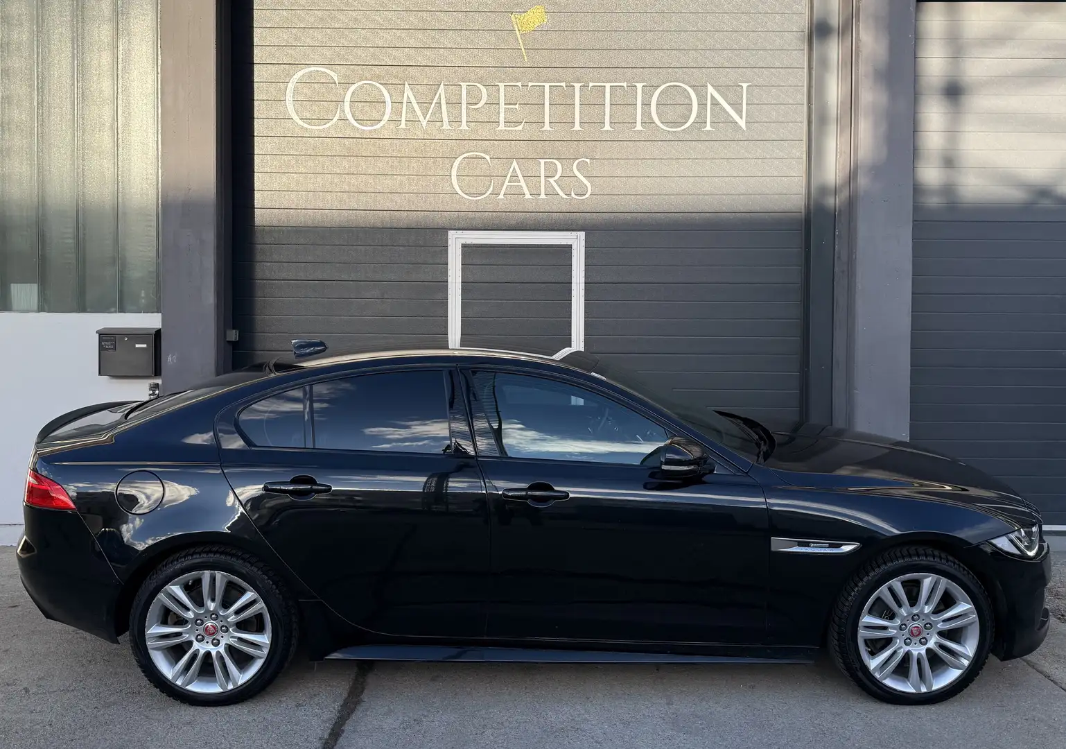 Jaguar XE **R- SPORT, ALLRAD, Lenkradheizung, FINANZIERUNG** Noir - 2