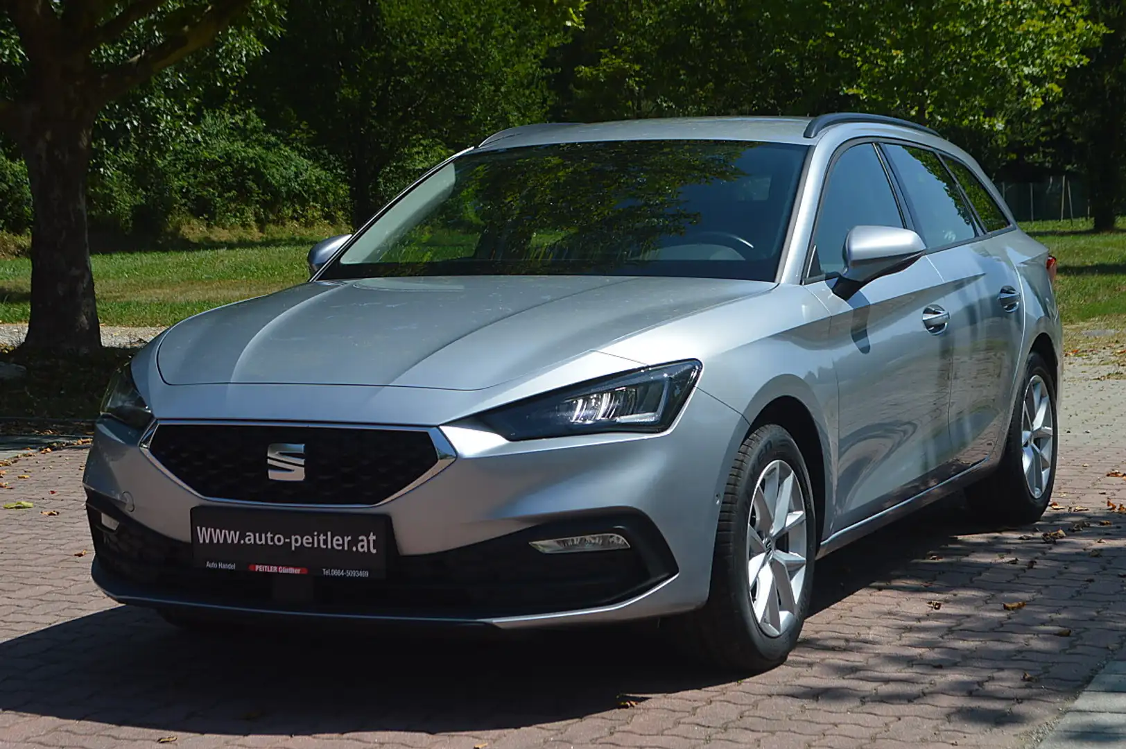SEAT Leon SP Style 2,0 TDI+NAVI+LED+SHZ+ Grau - 2