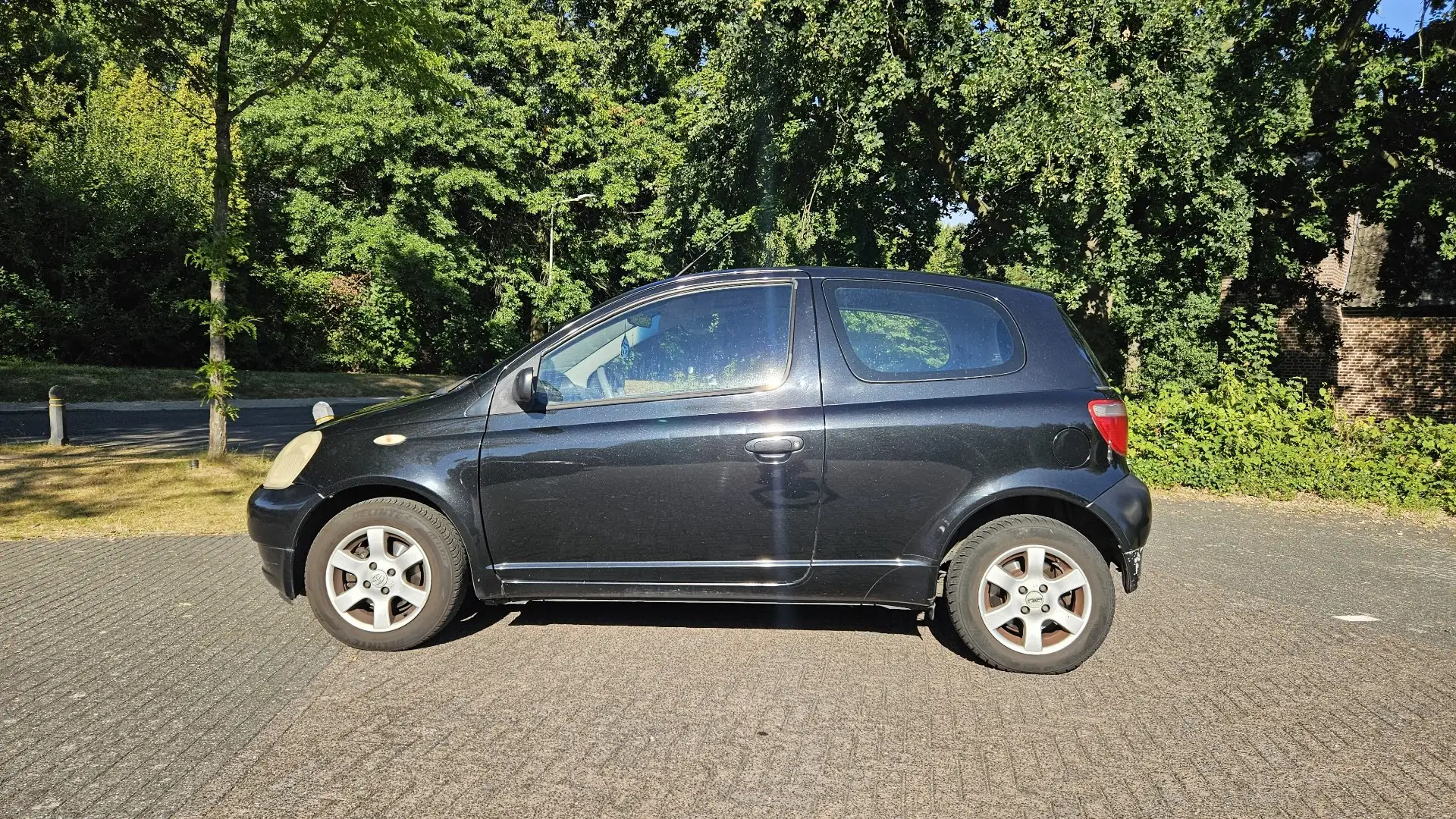 Toyota Yaris 1.3 Fekete - 2