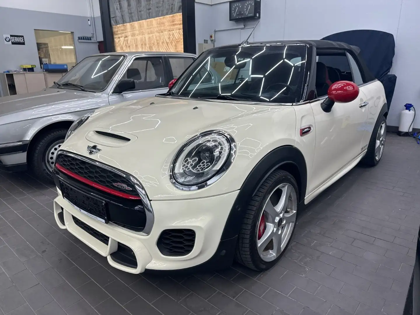 MINI John Cooper Works Cabrio Mini Cabrio 2.0 John Cooper Works Hype Bílá - 1