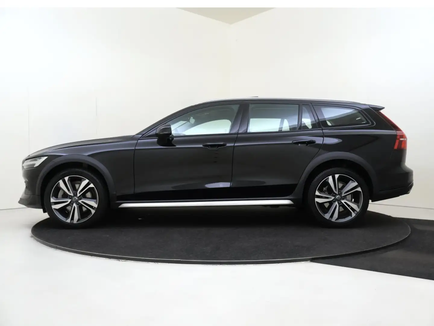 Volvo V60 Cross Country B5 AWD PRO | Massage | Trekhaak | Bowers&Wilkins | Noir - 2