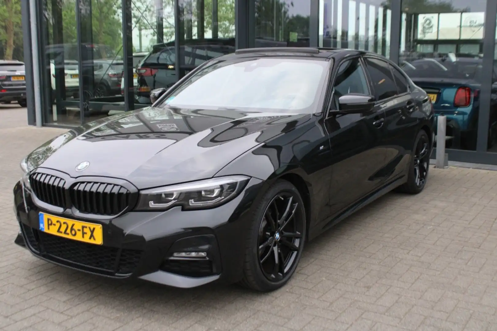 BMW 320 320i M Sport / Automaat / Zwart / Schuif kantel da Zwart - 2