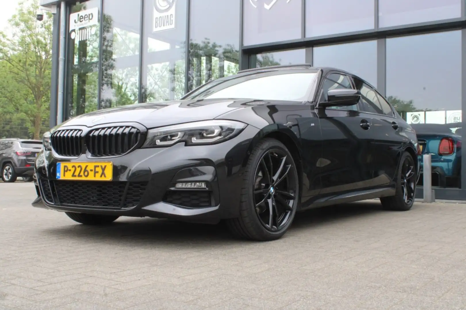 BMW 320 320i M Sport / Automaat / Zwart / Schuif kantel da Zwart - 1