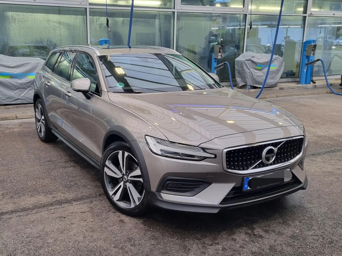 Volvo V60 Cross Country V60 Cross Country D4 AWD Geartronic Pro Grau - 1
