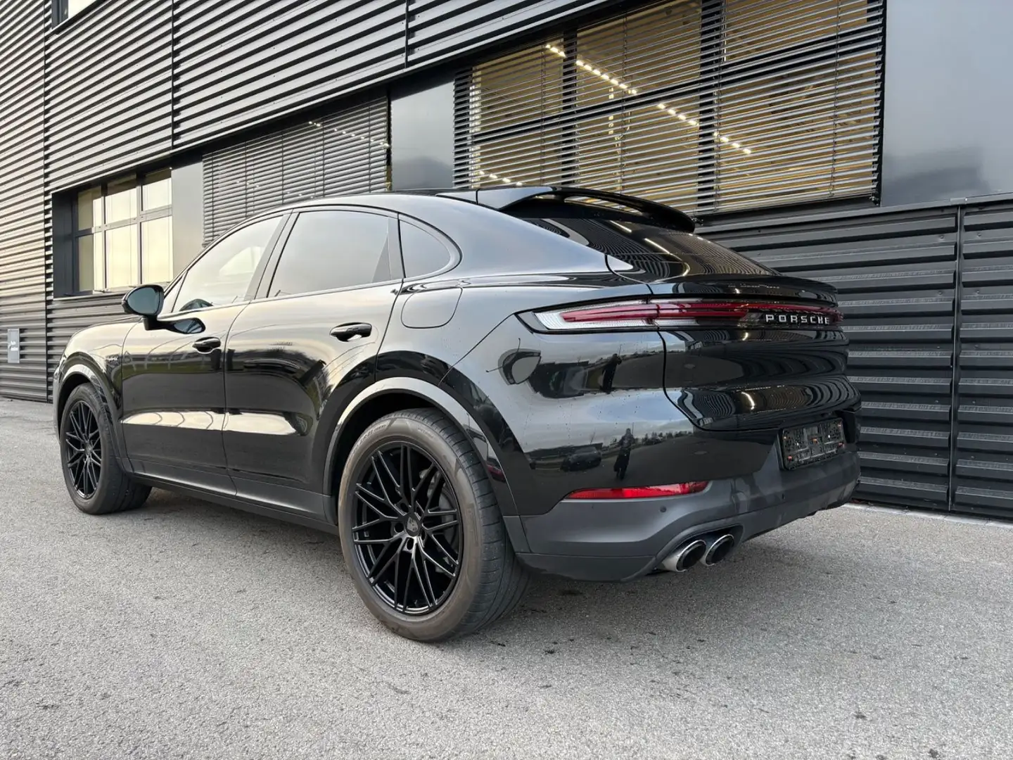 Porsche Cayenne Coupe E-Hybrid-BOSE-LUFT-PANO-PAS-21'' Schwarz - 2
