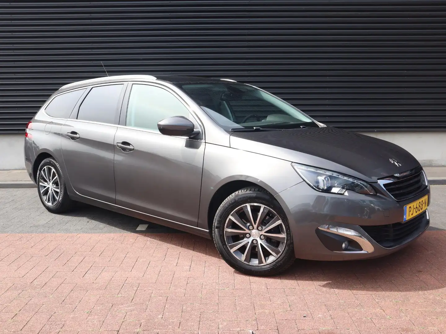 Peugeot 308 SW 1.2 PureTech Allure | Cruise | Clima | Pano | P Grey - 2