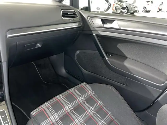 Volkswagen Golf view 9