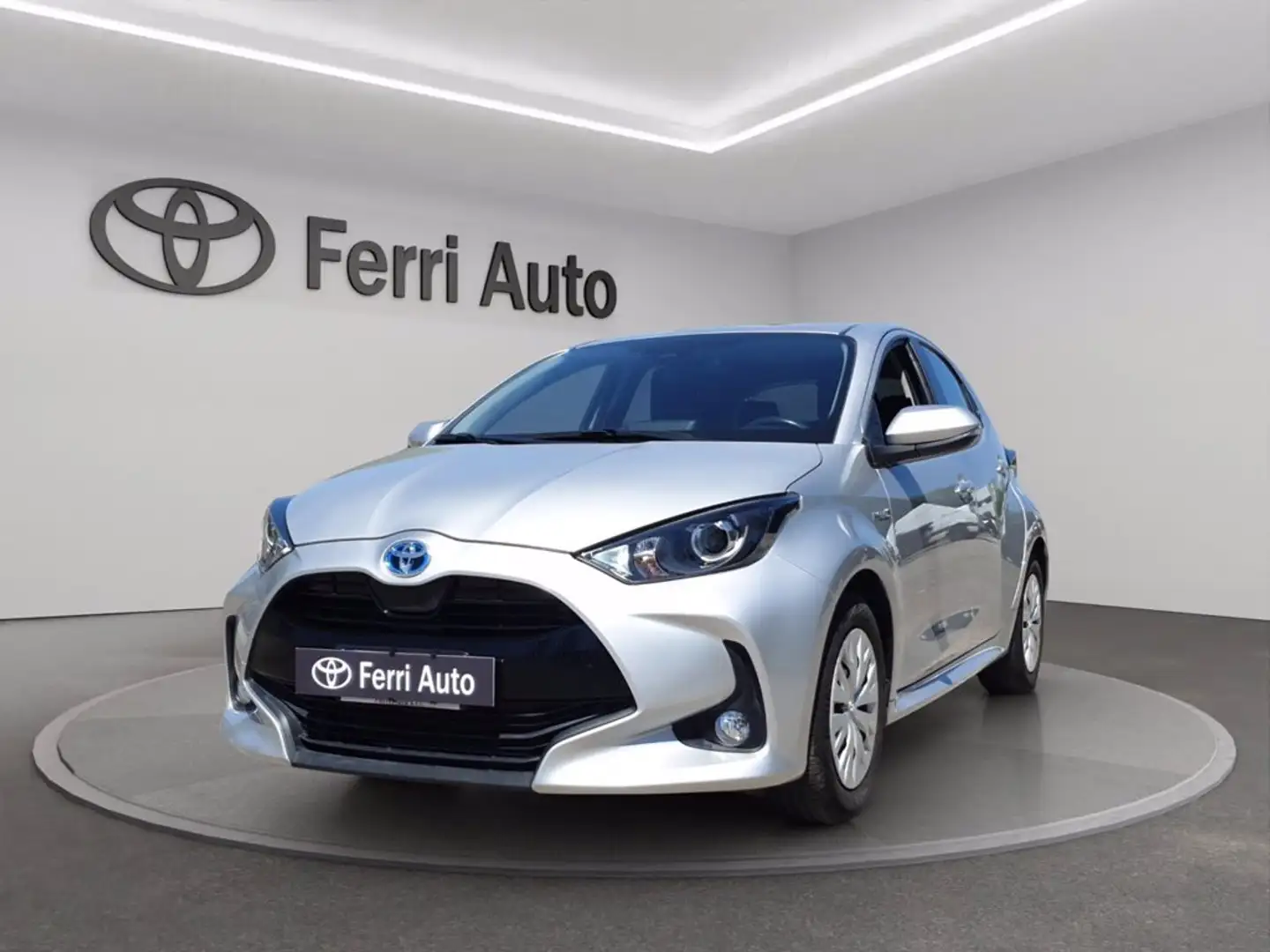 Toyota Yaris 1.5h active Grey - 1