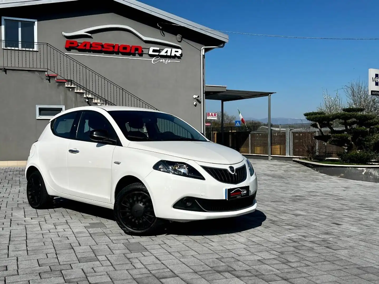 Lancia Ypsilon 1.0 firefly hybrid Silver s&s 70cv Bianco - 1