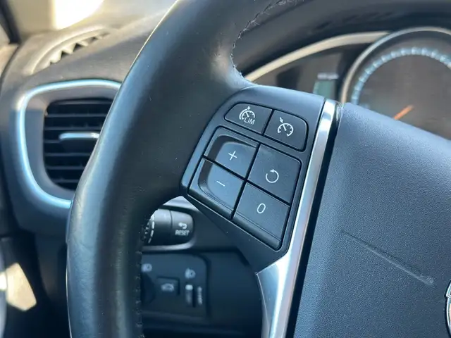 Volvo V40 view 16