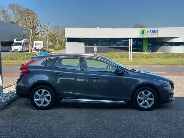 Volvo V40 view 3