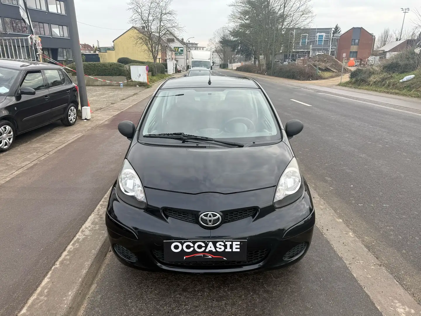 Toyota Aygo 1.0i VVT-i Plus**12M GARANTIE**CARNET COMPLET** Zwart - 1