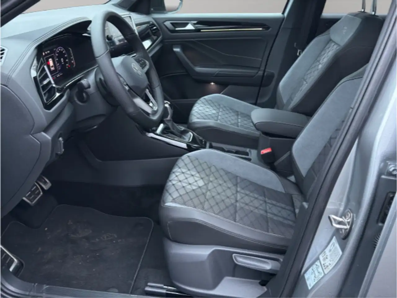 Volkswagen T-Roc R-Line 1.5 TSI DSG ACC + PANO + AHK 9