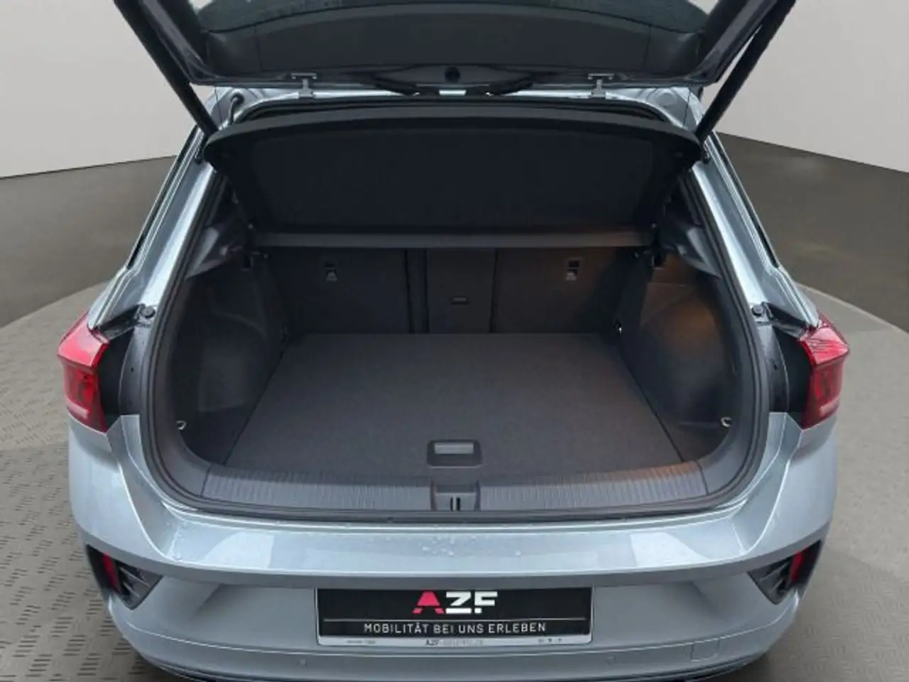 Volkswagen T-Roc R-Line 1.5 TSI DSG ACC + PANO + AHK 16