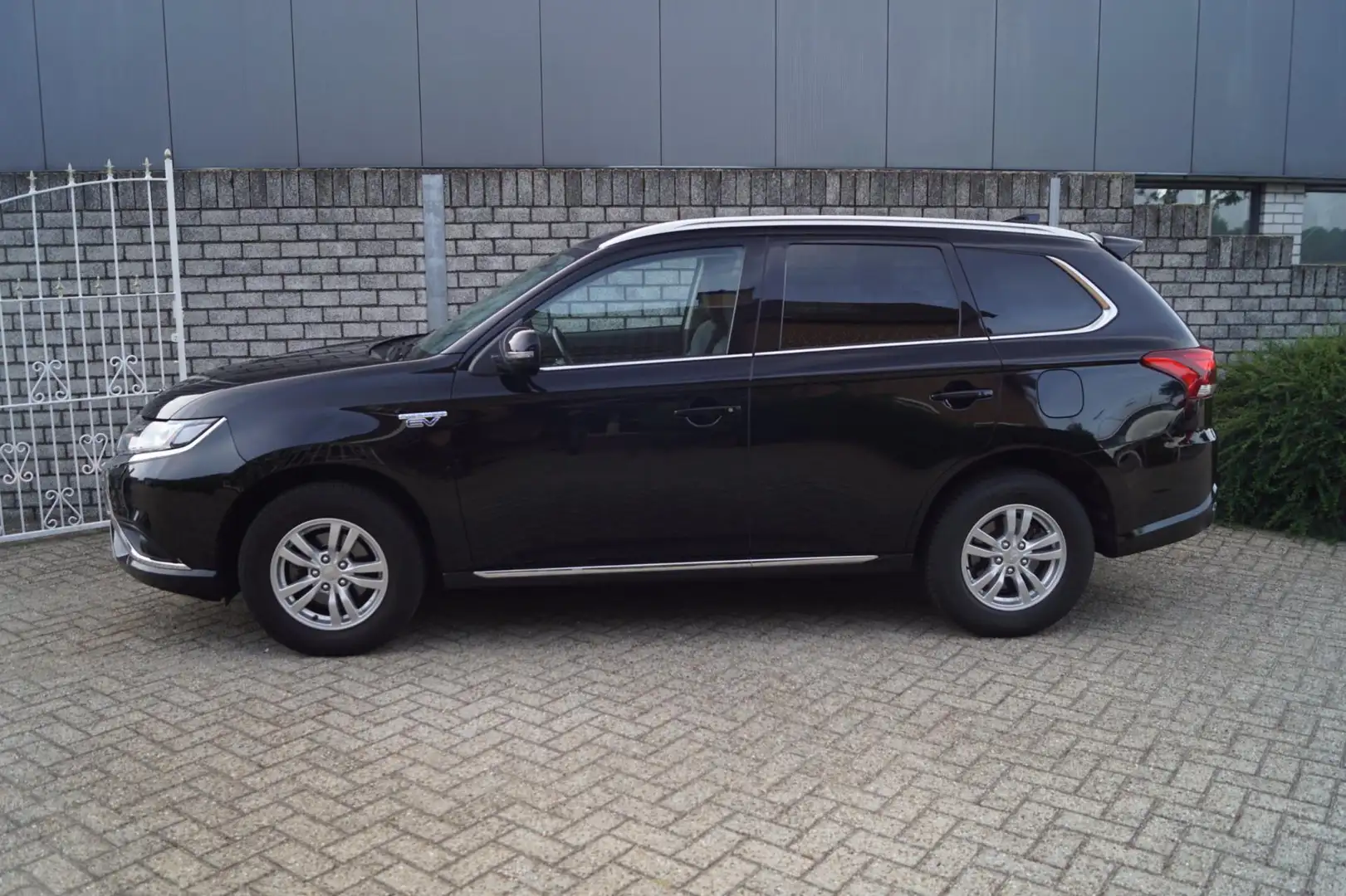 Mitsubishi Outlander 2.4 PHEV Pure 4WD Automaat Leder/Alcantara Navi Ca Fekete - 2