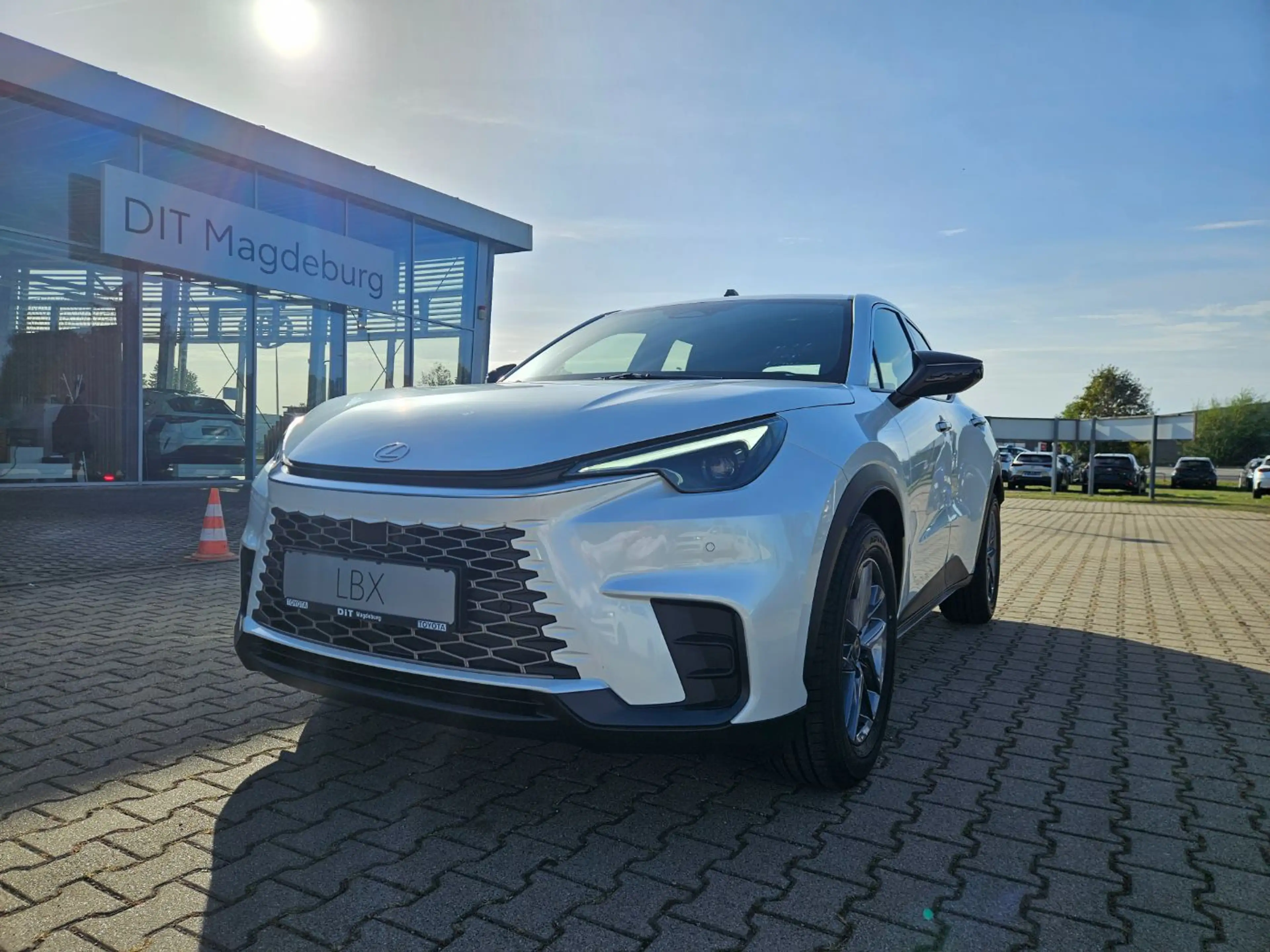 Lexus LBX 1.5 FWD ACC+LED+Navi+SHZ+Fernlichtass.+Kam. — photo 3