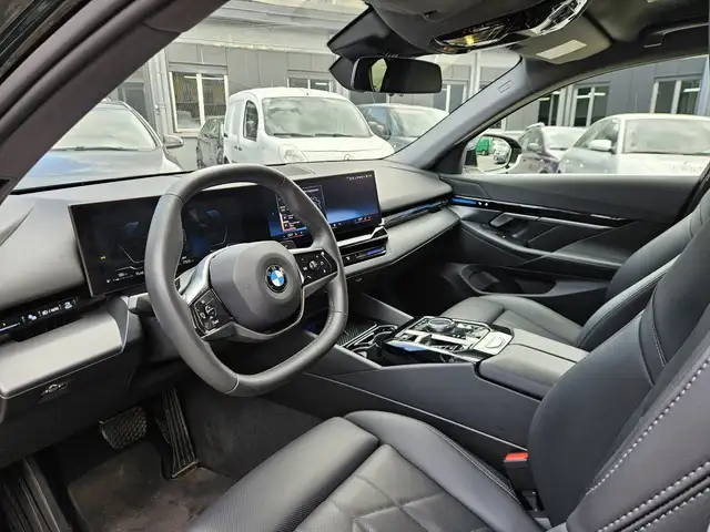 BMW 5 Series view 8