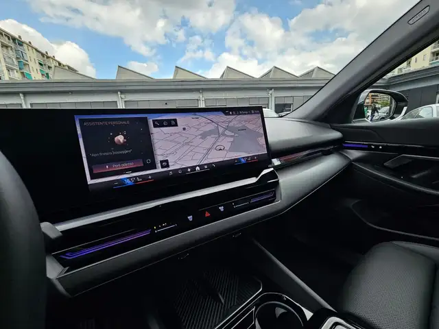 BMW 5 Series view 15
