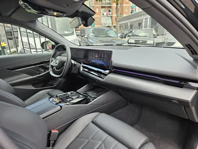 BMW 5 Series view 12