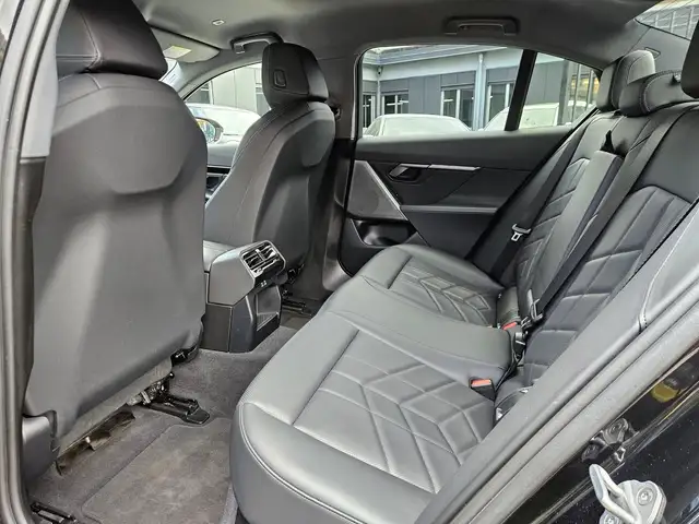 BMW 5 Series view 10