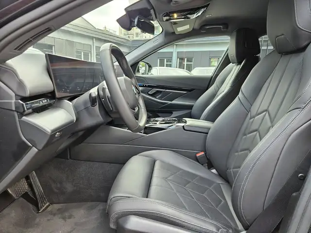 BMW 5 Series view 9