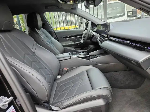 BMW 5 Series view 13