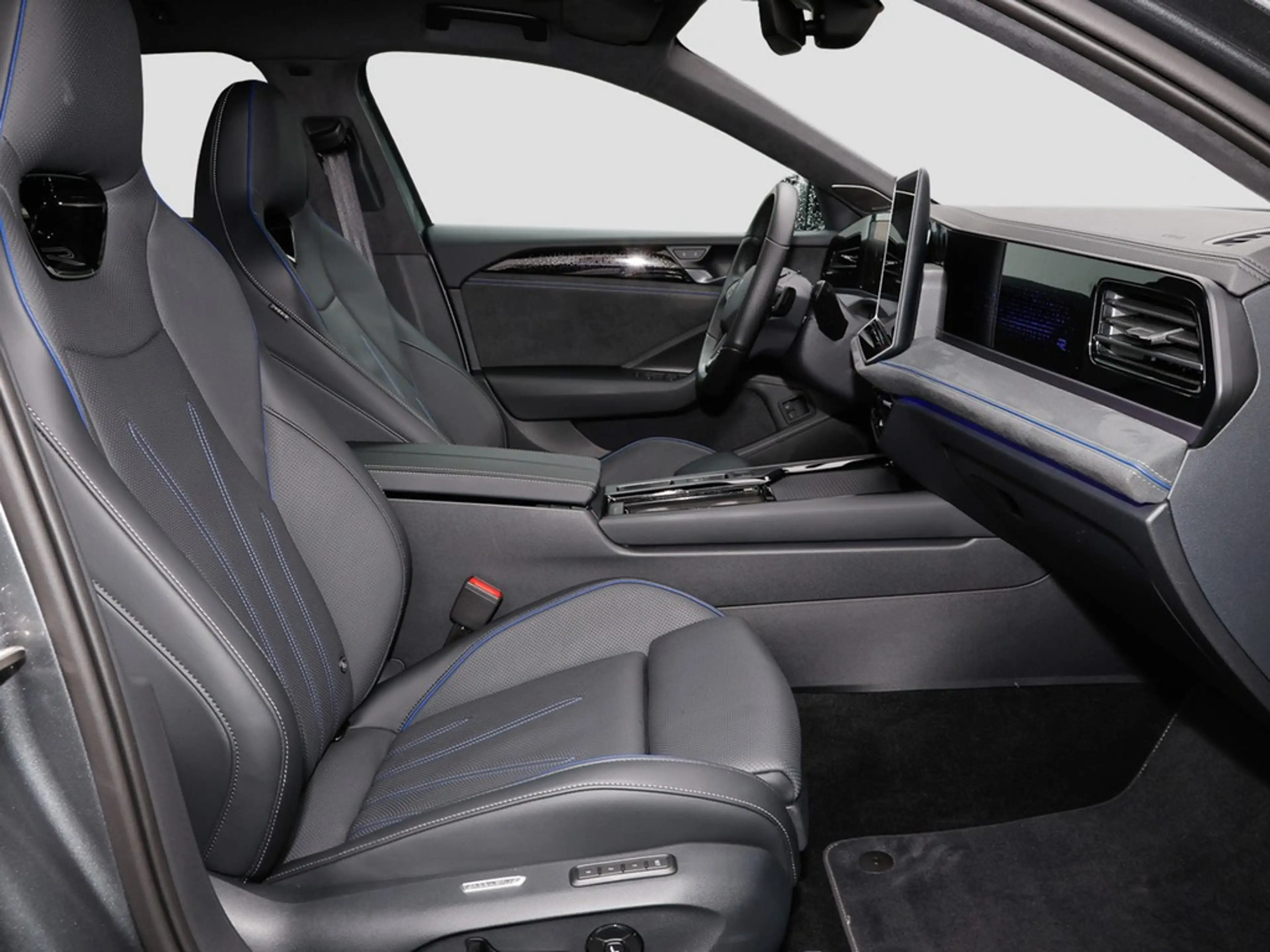 Volkswagen Passat Variant 1.5 TSI DSG eHybrid R-Line AHK — photo 6