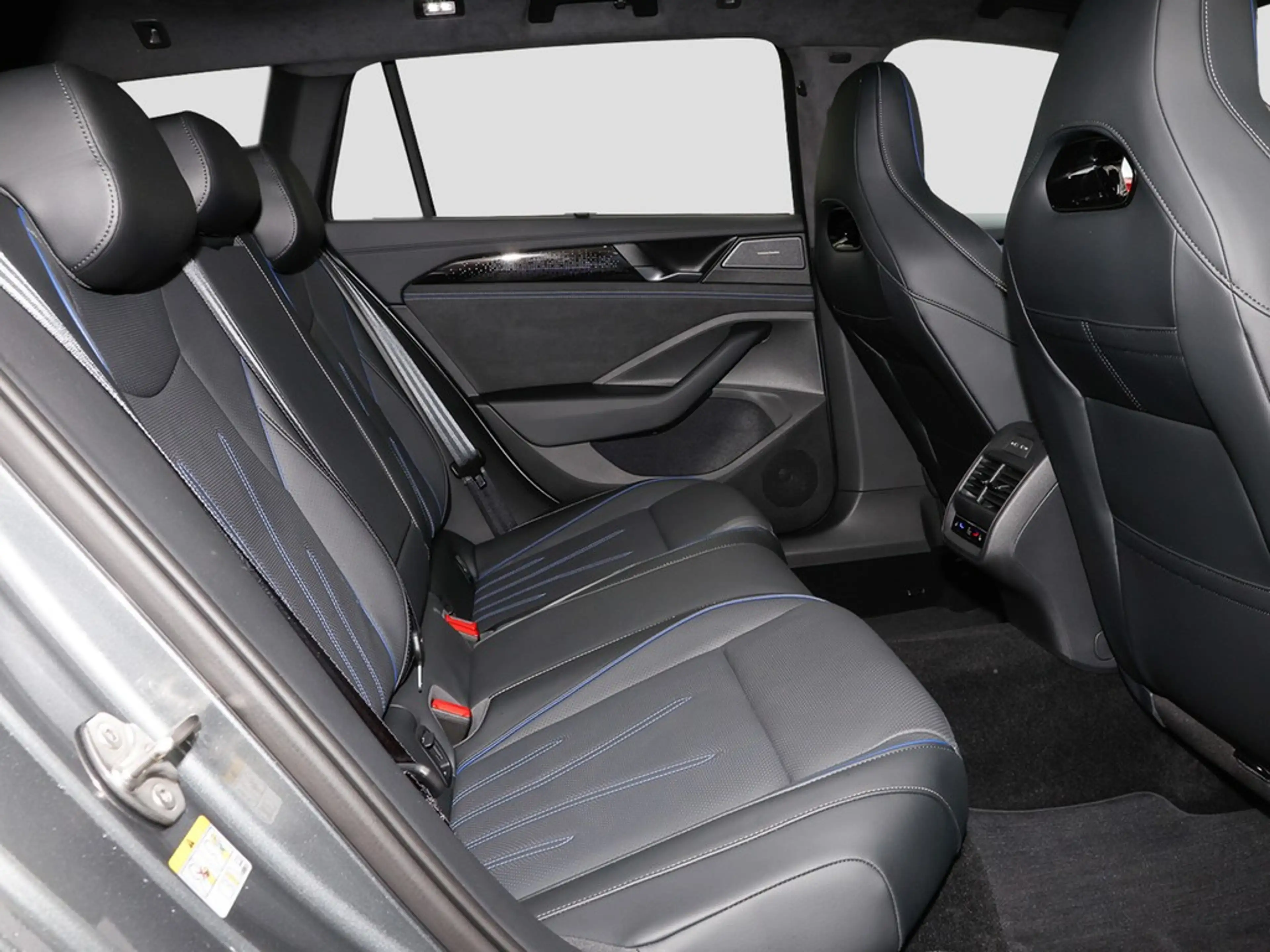 Volkswagen Passat Variant 1.5 TSI DSG eHybrid R-Line AHK — photo 9